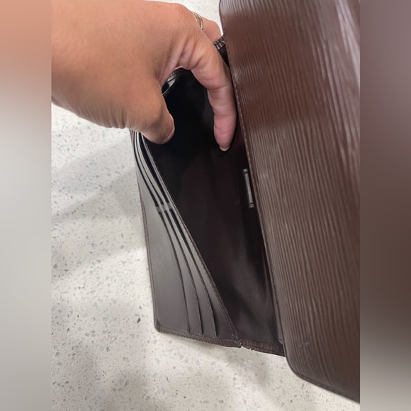 Louis Vuitton Epi Portefeuille Sarah Long Wallet (EC) - Picture 9 of 10